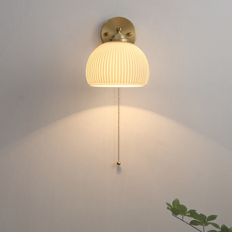 Applique murale nordique en verre cannelé et laiton avec une lumière
