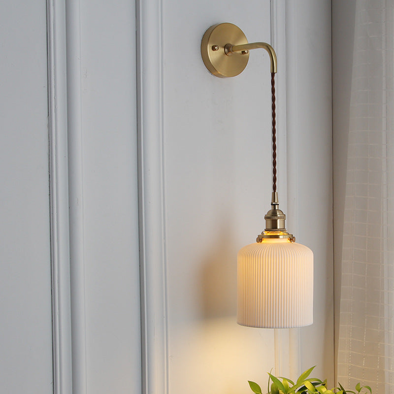 Applique murale japonaise en verre plissé et laiton, une lumière